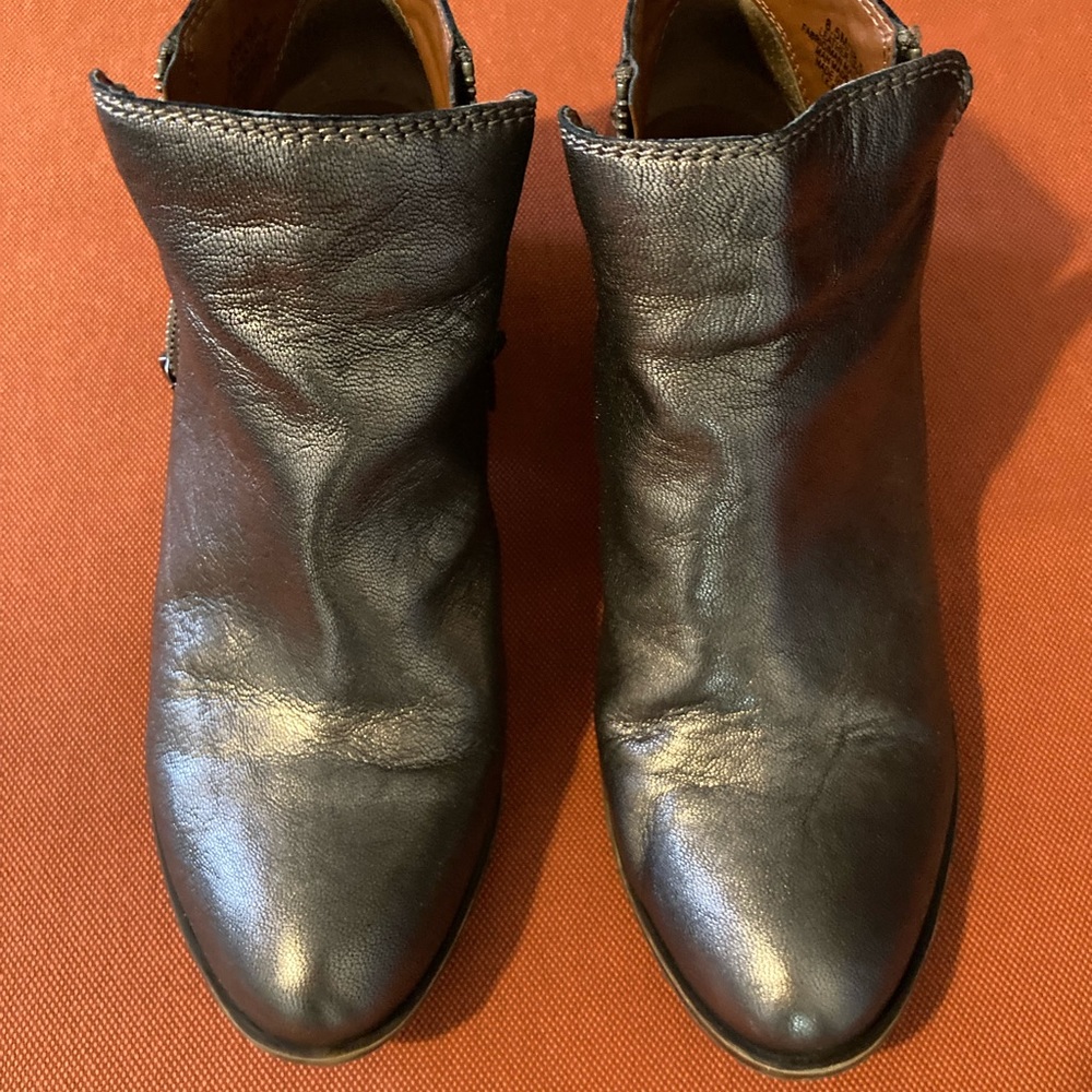 Lucky Brand women’s leather Basel ankle boots in good condition with zipper